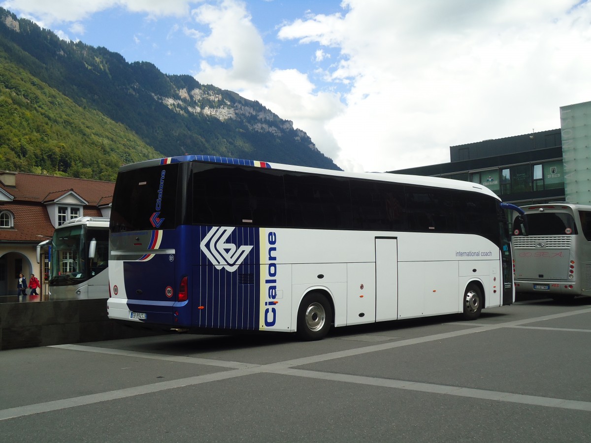 (135'422) - Aus Italien: Cialone, Ferentino - Nr. 521/EB-894 SJ - Irisbus am 8. August 2011 beim Bahnhof Interlaken Ost
