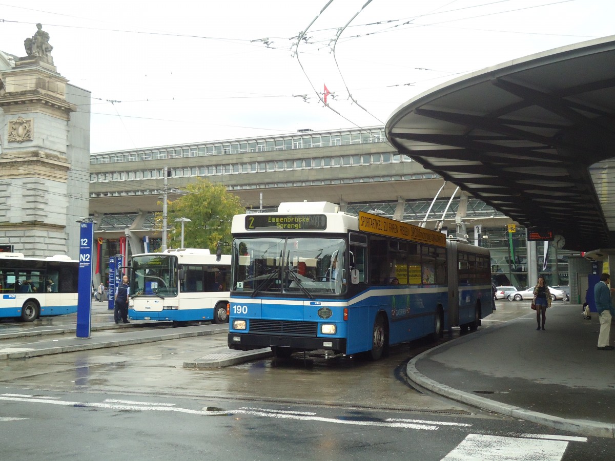 (135'844) - VBL Luzern - Nr. 190 - NAW/Hess Gelenktrolleybus am 5. September 2011 beim Bahnhof Luzern