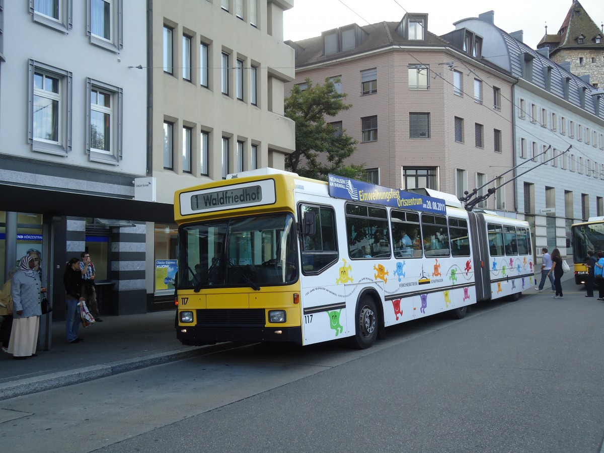 (135'945) - VBSH Schaffhausen - Nr. 117 - NAW/Hess Gelenktrolleybus am 14. September 2011 beim Bahnhof Schaffhausen