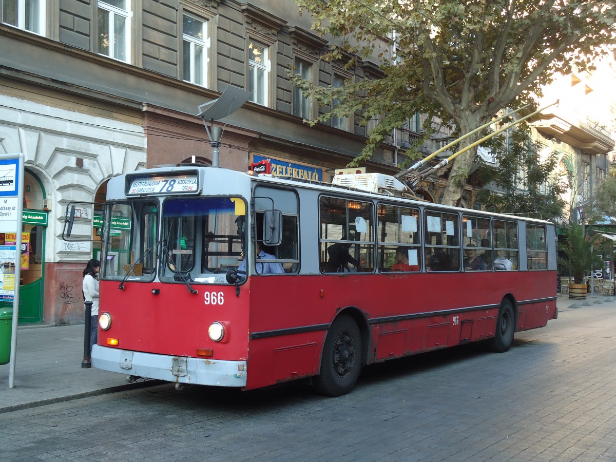 (136'271) - BKV Budapest - Nr. 966 - ZiU Trolleybus am 3. Oktober 2011 in Budapest, M Andrssy t (Opera)