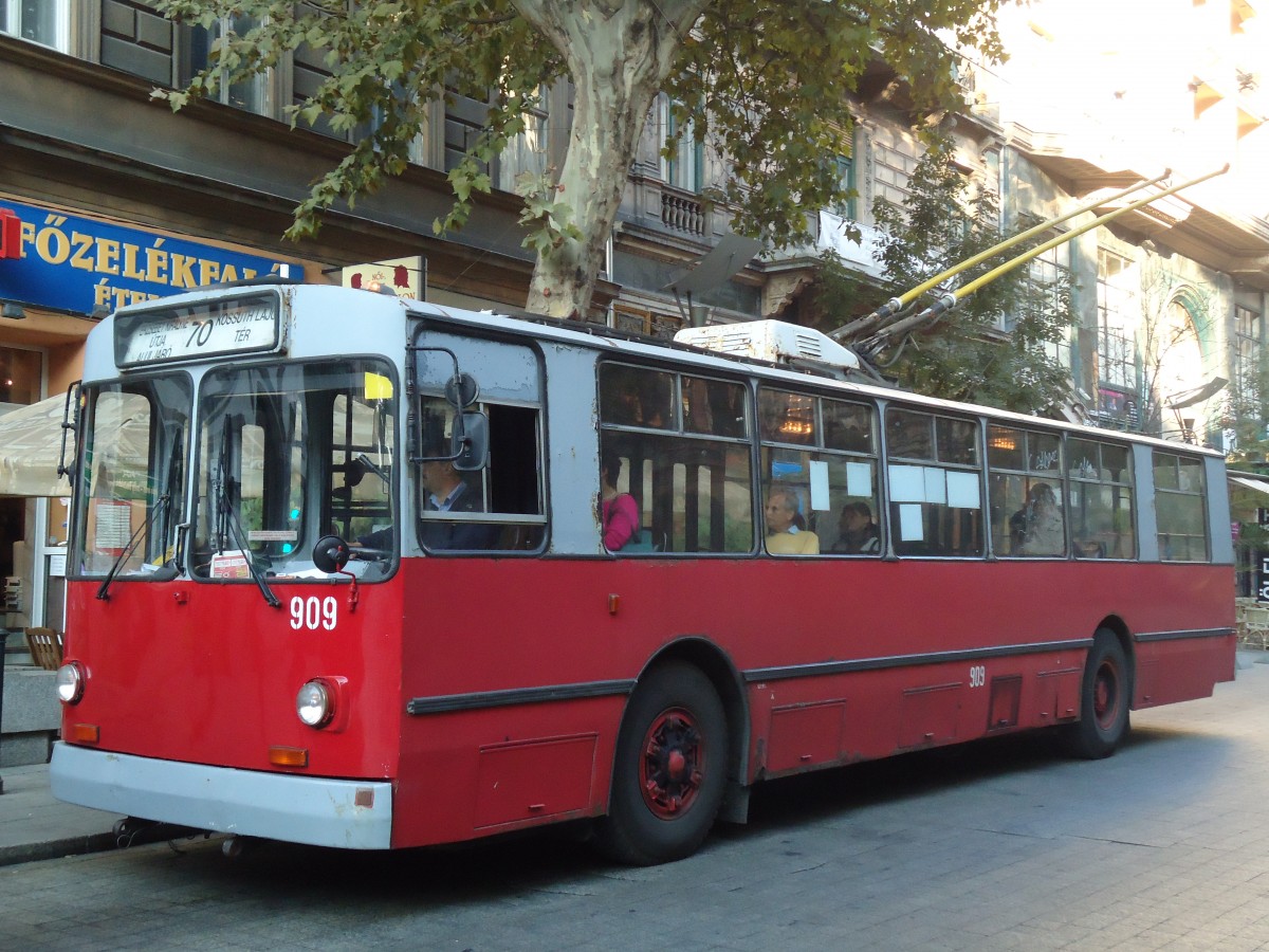 (136'272) - BKV Budapest - Nr. 909 - ZiU Trolleybus am 3. Oktober 2011 in Budapest, M Andrssy t (Opera)