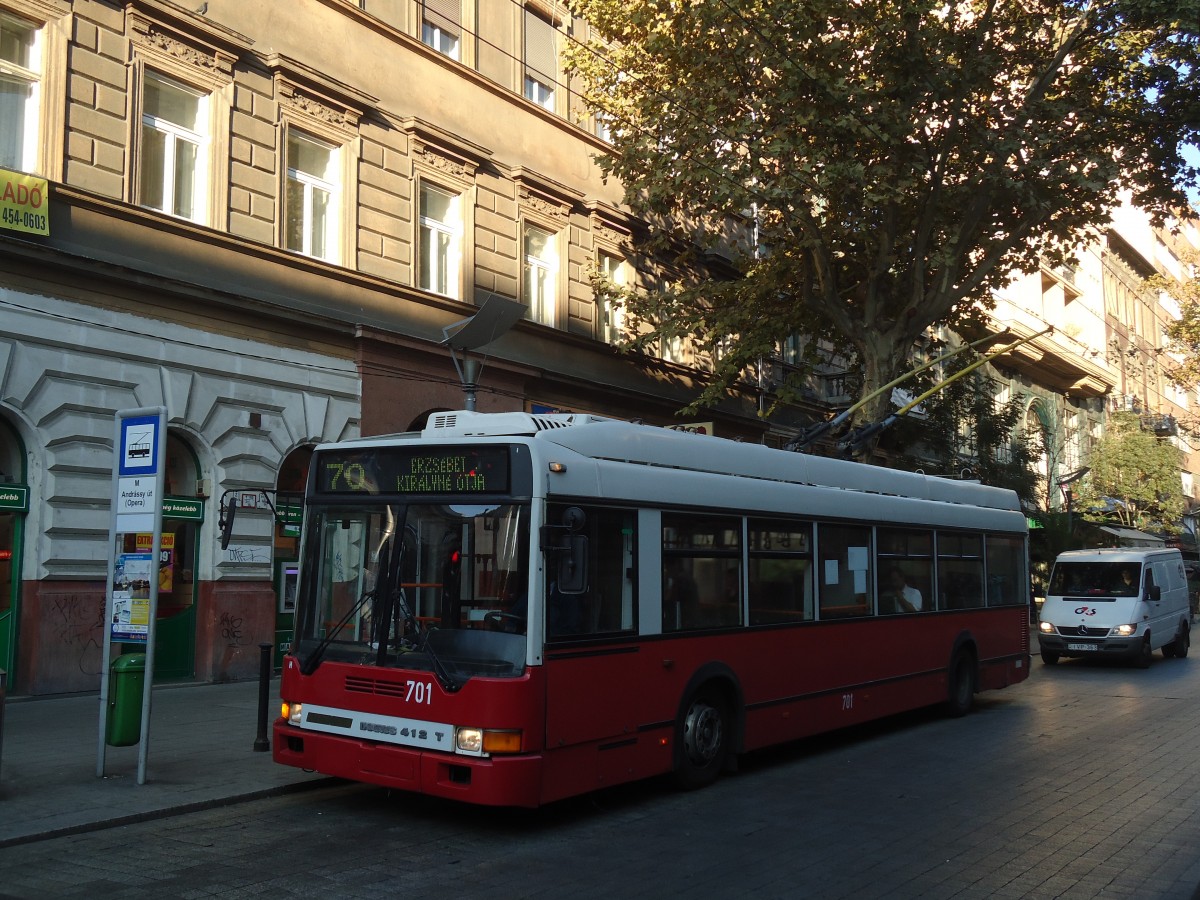 (136'279) - BKV Budapest - Nr. 701 - Ikarus Trolleybus am 3. Oktober 2011 in Budapest, M Andrssy t (Opera)
