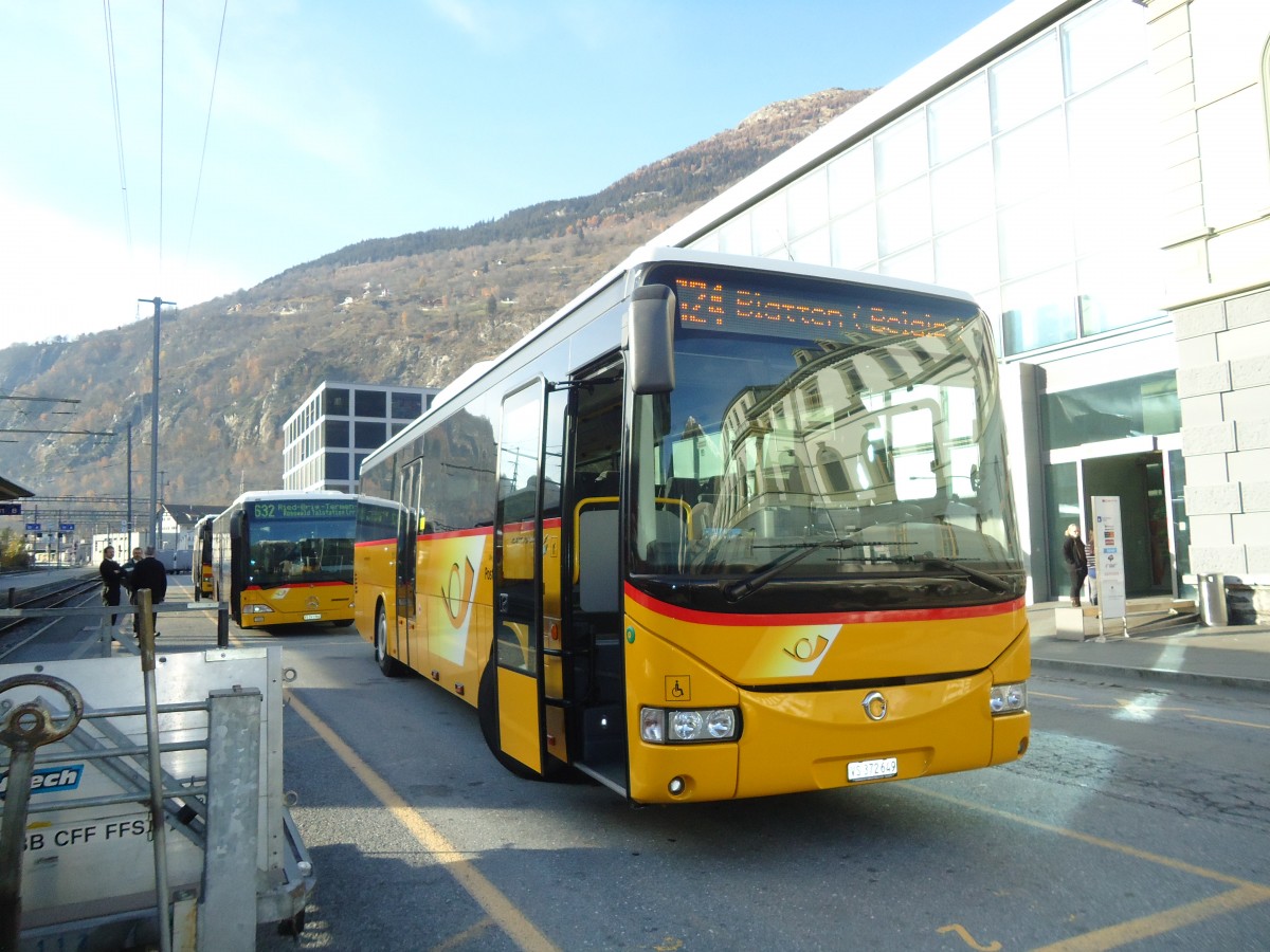 (136'857) - PostAuto Wallis - VS 372'649 - Irisbus am 22. November 2011 beim Bahnhof Brig