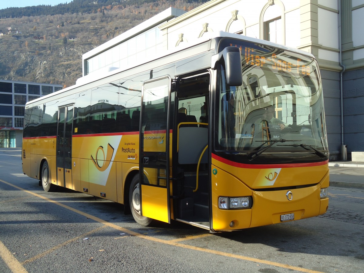 (136'862) - PostAuto Wallis - VS 372'650 - Irisbus am 22. November 2011 beim Bahnhof Brig