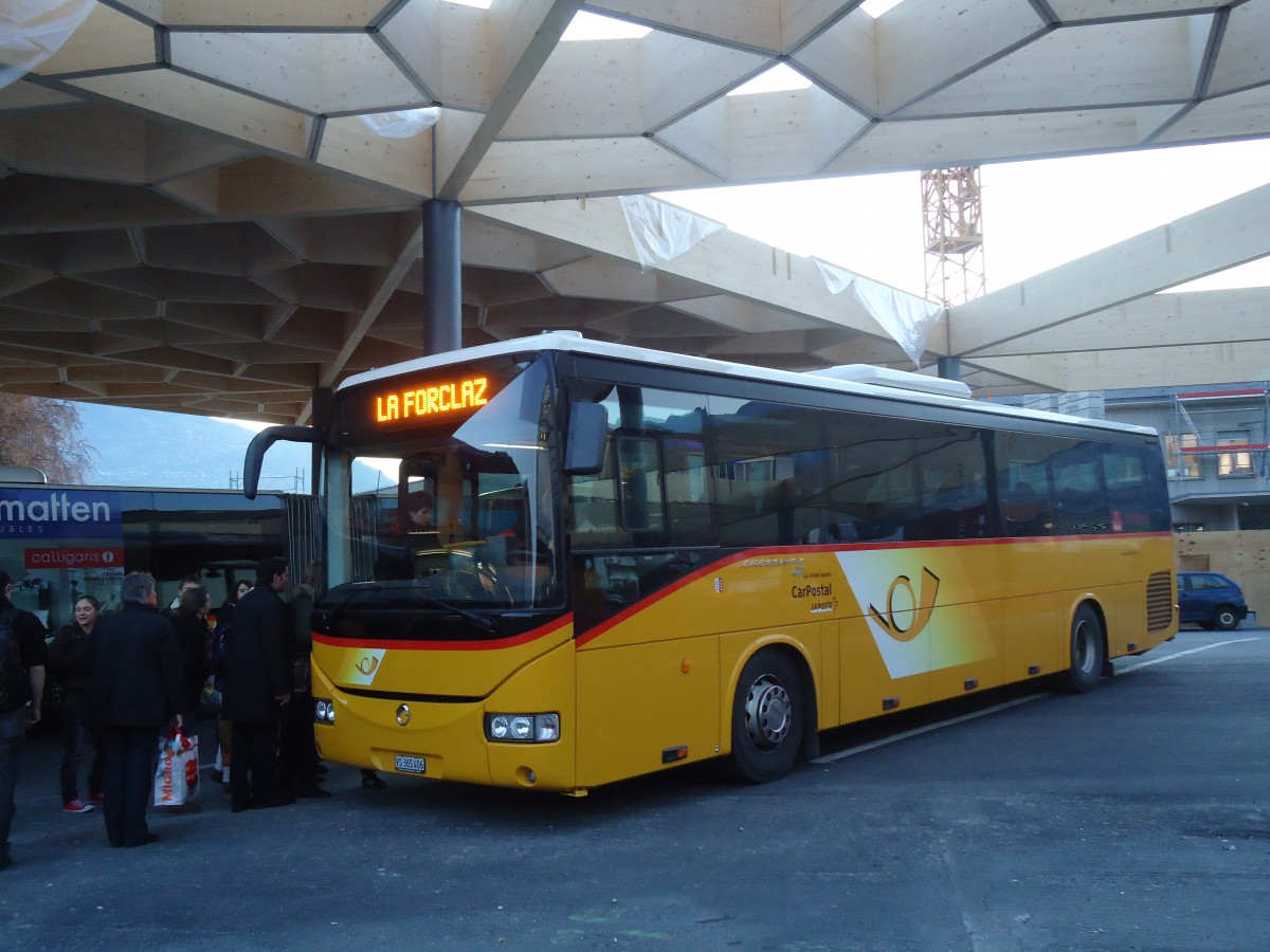 (136'876) - PostAuto Wallis - Nr. 16/VS 365'406 - Irisbus am 22. November 2011 beim Bahnhof Sion