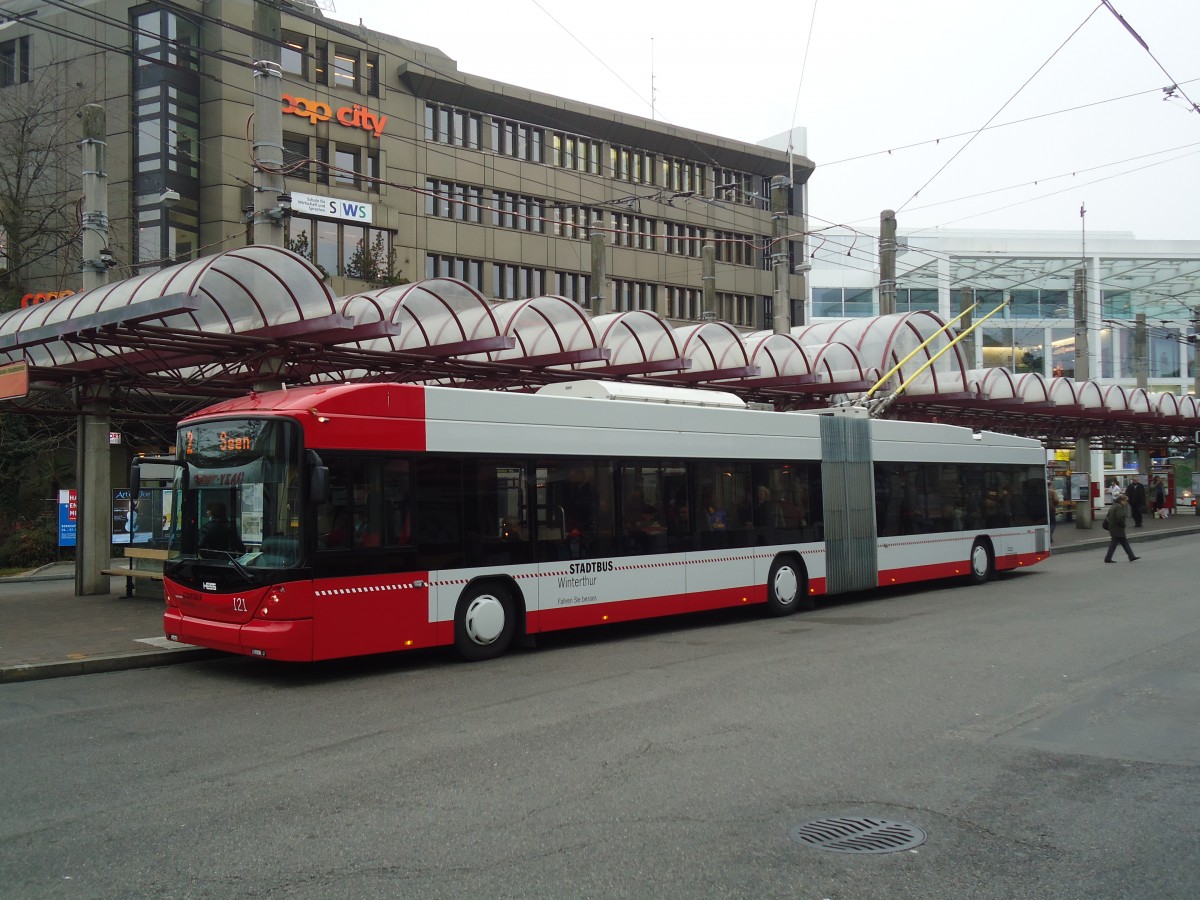 (136'954) - SW Winterthur - Nr. 121 - Hess/Hess Gelenktrolleybus am 24. November 2011 beim Hauptbahnhof Winterthur