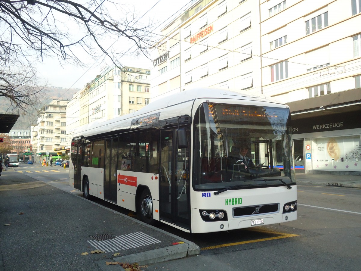 (137'043) - VB Biel (Testbus) - BE 630'950 - Volvo am 26. November 2011 beim Bahnhof Biel