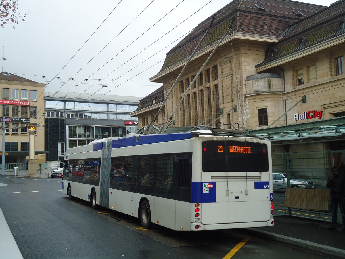 (137'270) - TL Lausanne - Nr. 857 - Hess/Hess Gelenktrolleybus am 18. Dezember 2011 beim Bahnhof Lausanne