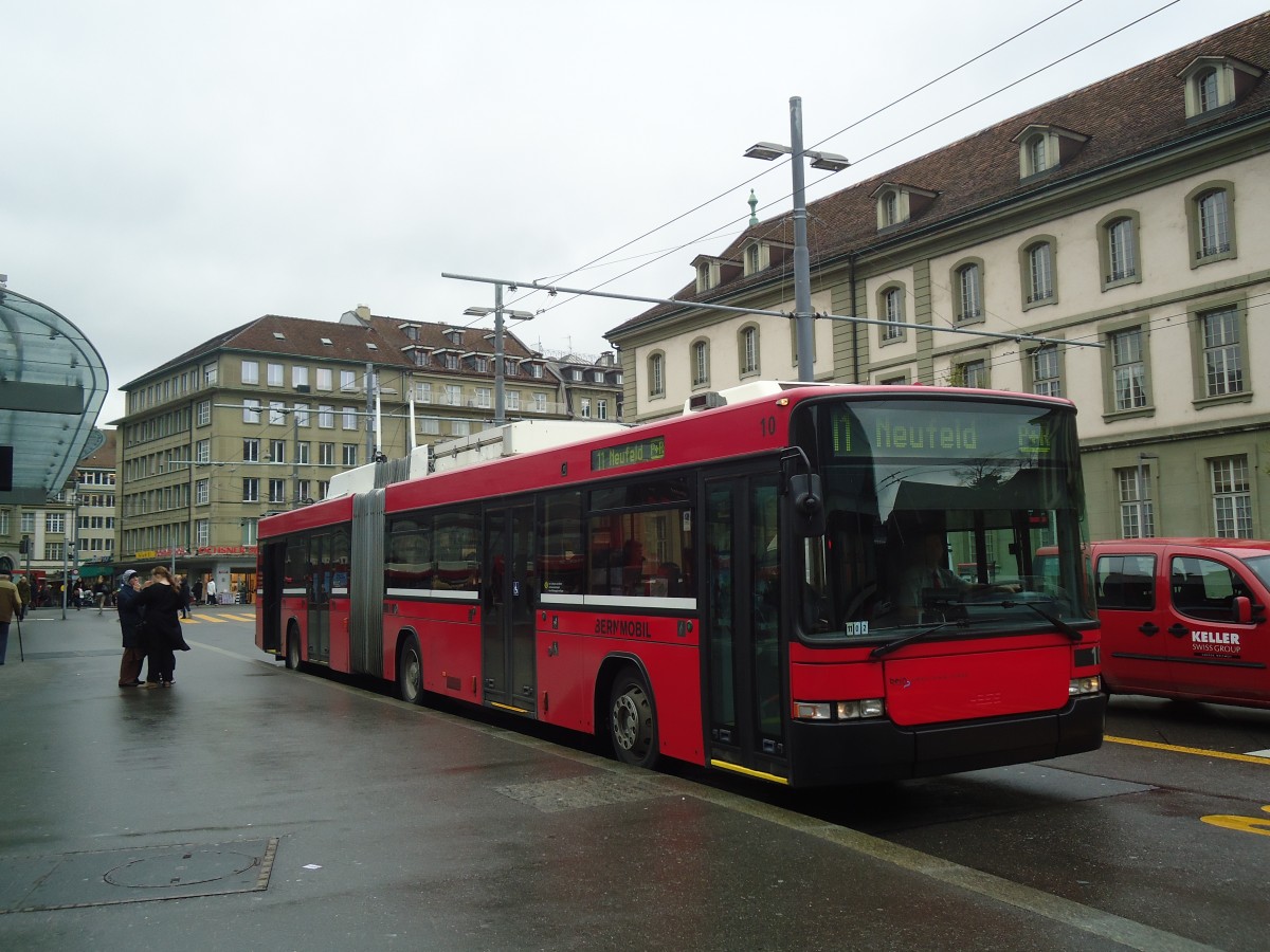 (138'563) - Bernmobil, Bern - Nr. 10 - NAW/Hess Gelenktrolleybus am 16. April 2012 beim Bahnhof Bern