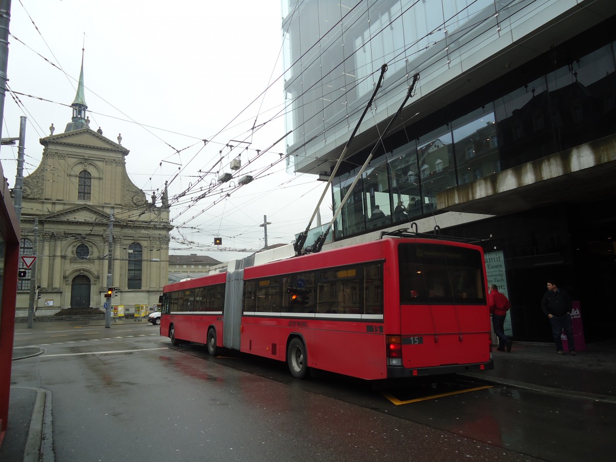 (138'565) - Bernmobil, Bern - Nr. 15 - NAW/Hess Gelenktrolleybus am 16. April 2012 beim Bahnhof Bern