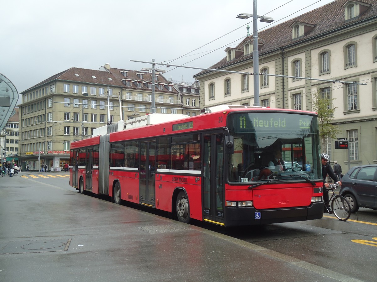 (138'568) - Bernmobil, Bern - Nr. 20 - NAW/Hess Gelenktrolleybus am 16. April 2012 beim Bahnhof Bern