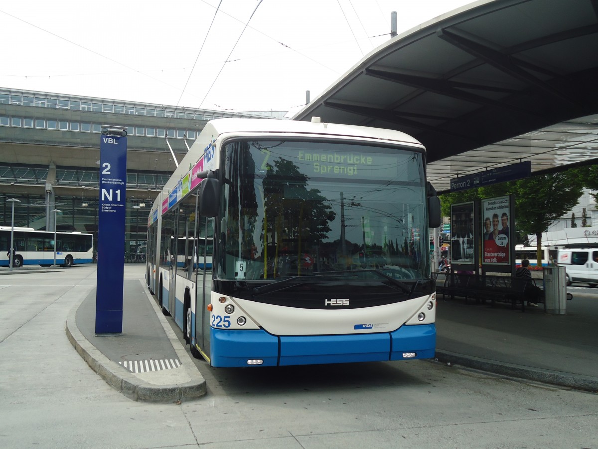 (139'108) - VBL Luzern - Nr. 225 - Hess/Hess Gelenktrolleybus am 27. Mai 2012 beim Bahnhof Luzern