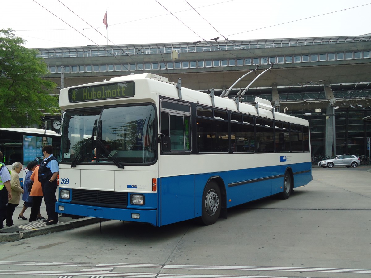 (139'112) - VBL Luzern - Nr. 269 - NAW/R&J-Hess Trolleybus am 27. Mai 2012 beim Bahnhof Luzern
