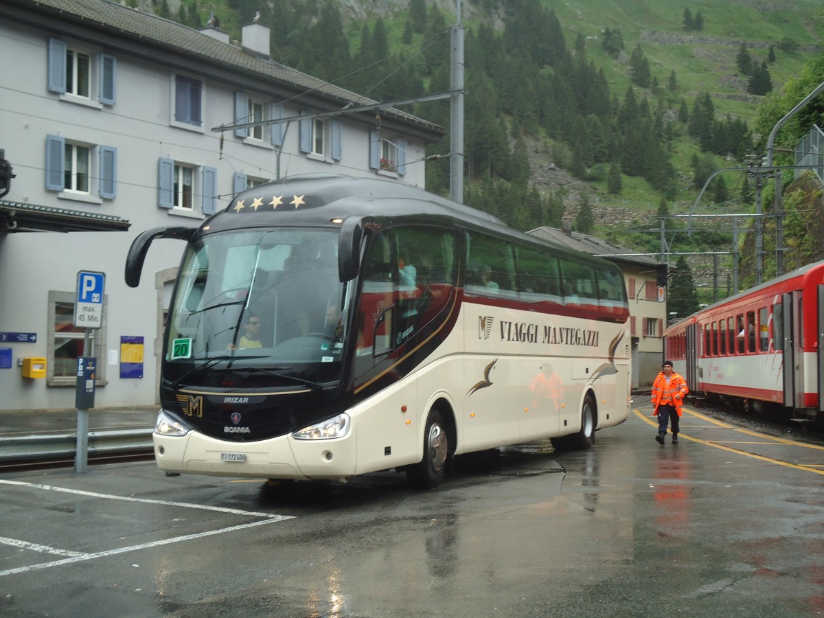 (140'398) - Mantegazzi, Arogno - TI 172'406 - Scania/Irizar am 1. Juli 2012 beim Bahnhof Gschenen