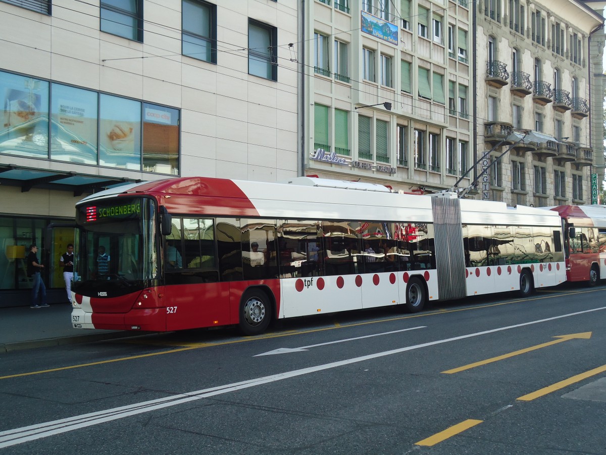 (141'257) - TPF Fribourg - Nr. 527 - Hess/Hess Gelenktrolleybus am 19. August 2012 beim Bahnhof Fribourg
