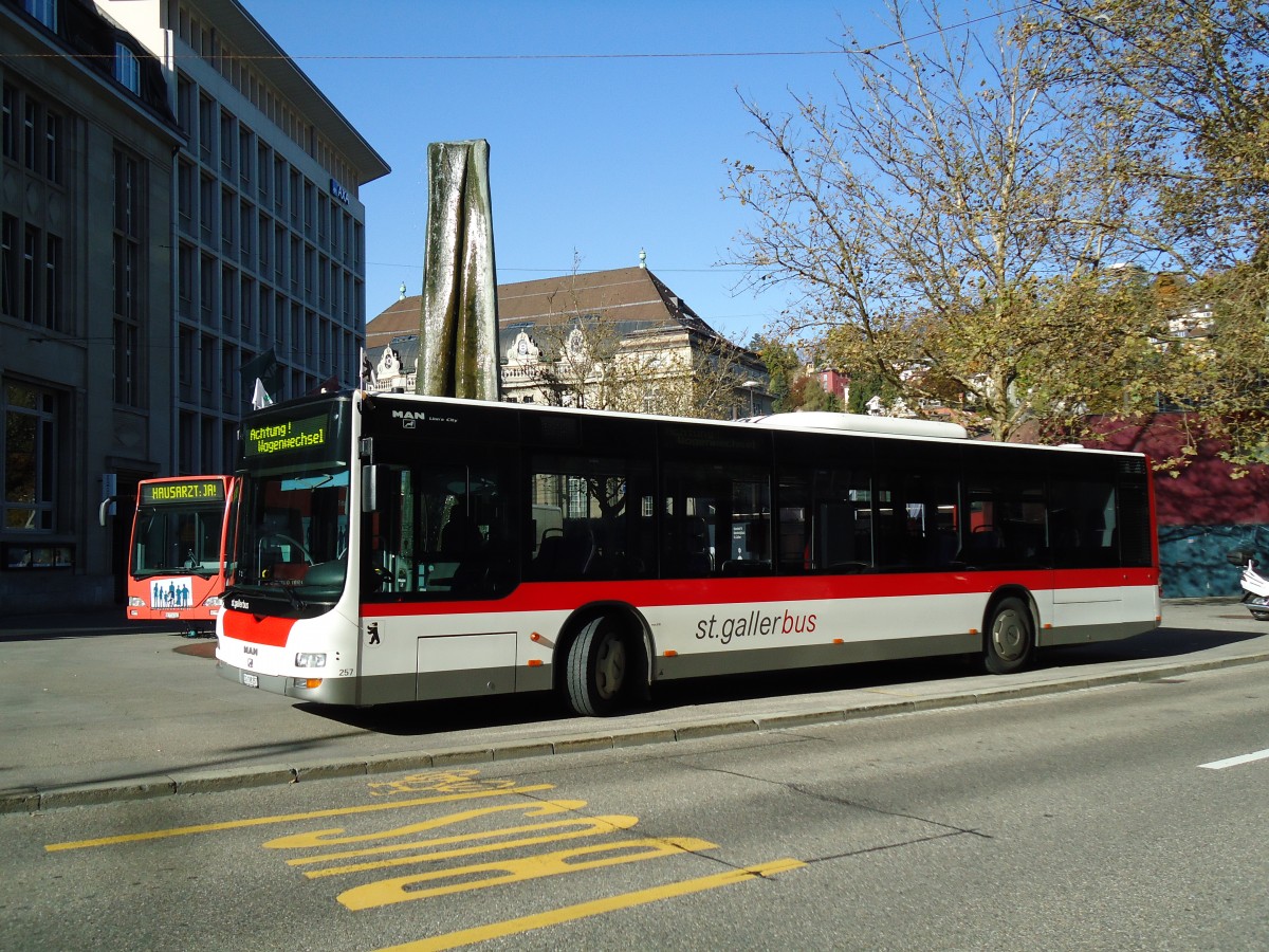 (141'960) - St. Gallerbus, St. Gallen - Nr. 257/SG 198'257 - MAN am 20. Oktober 2012 beim Bahnhof St. Gallen