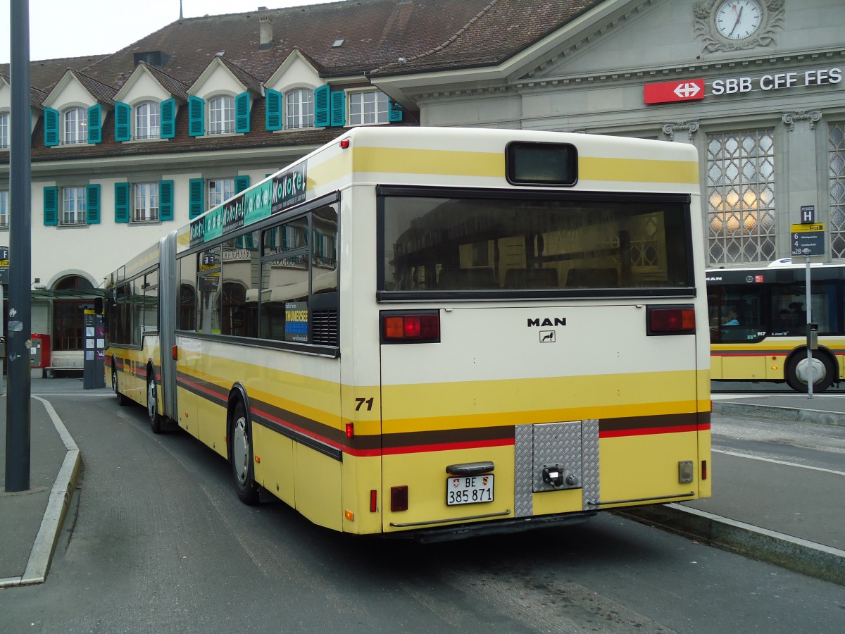 (142'224) - STI Thun - Nr. 71/BE 385'871 - MAN am 19. November 2012 beim Bahnhof Thun