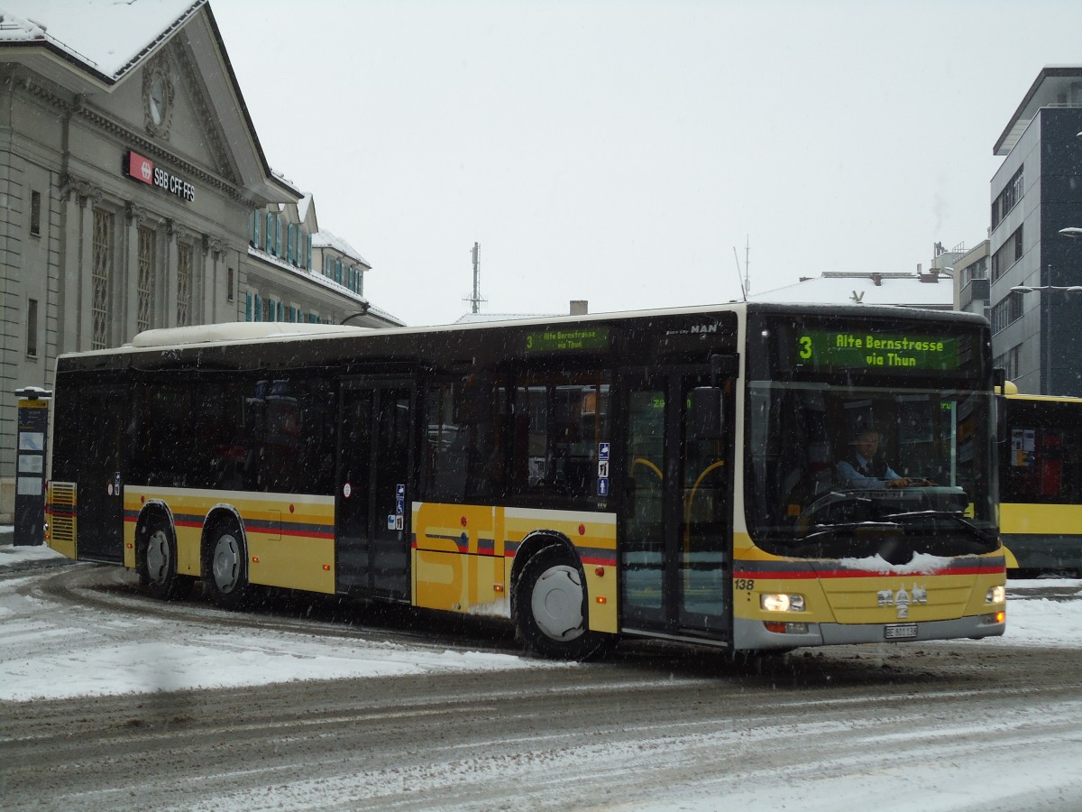 (142'297) - STI Thun - Nr. 138/BE 801'138 - MAN am 2. Dezember 2012 beim Bahnhof Thun