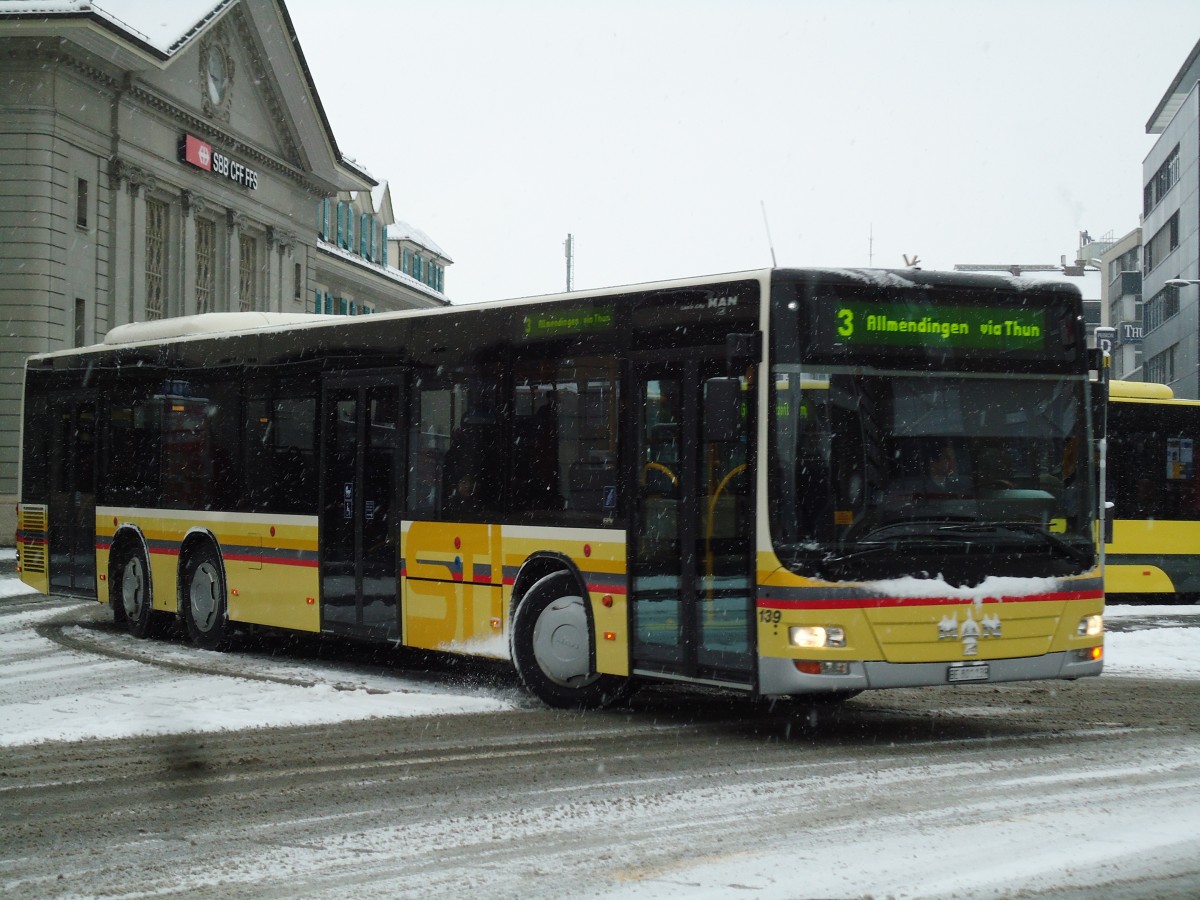 (142'298) - STI Thun - Nr. 139/BE 801'139 - MAN am 2. Dezember 2012 beim Bahnhof Thun