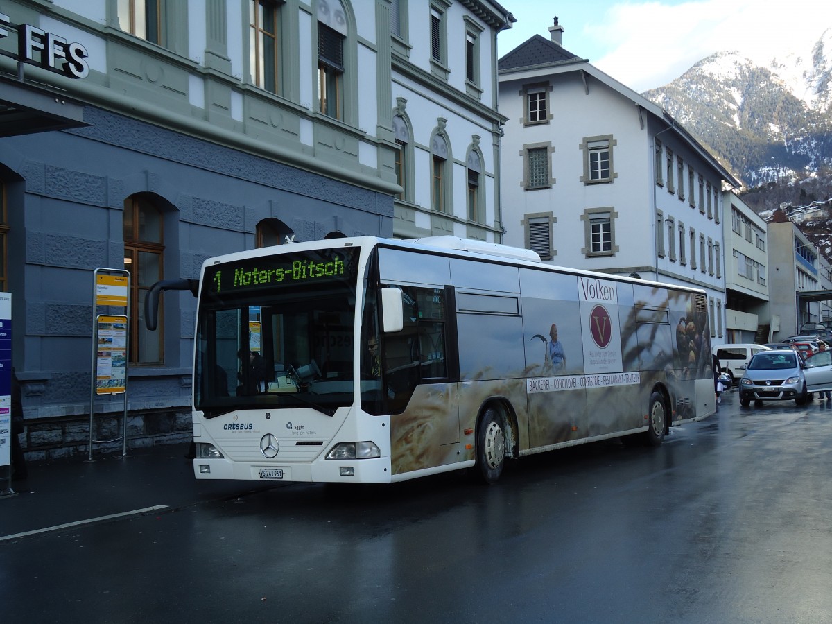 (142'685) - PostAuto Wallis - VS 241'961 - Mercedes am 26. Dezember 2012 beim Bahnhof Brig