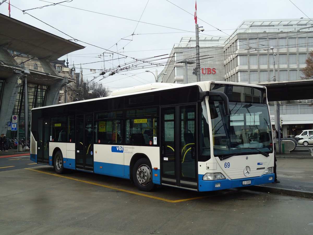 (142'956) - VBL Luzern - Nr. 69/LU 15'095 - Mercedes am 5. Januar 2013 beim Bahnhof Luzern