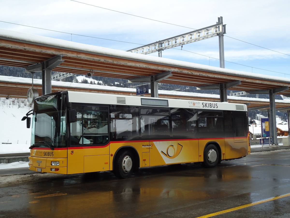(143'057) - PostAuto Bern - BE 654'785 - MAN (ex ASKA Aeschi Nr. 5) am 20. Januar 2013 beim Bahnhof Gstaad