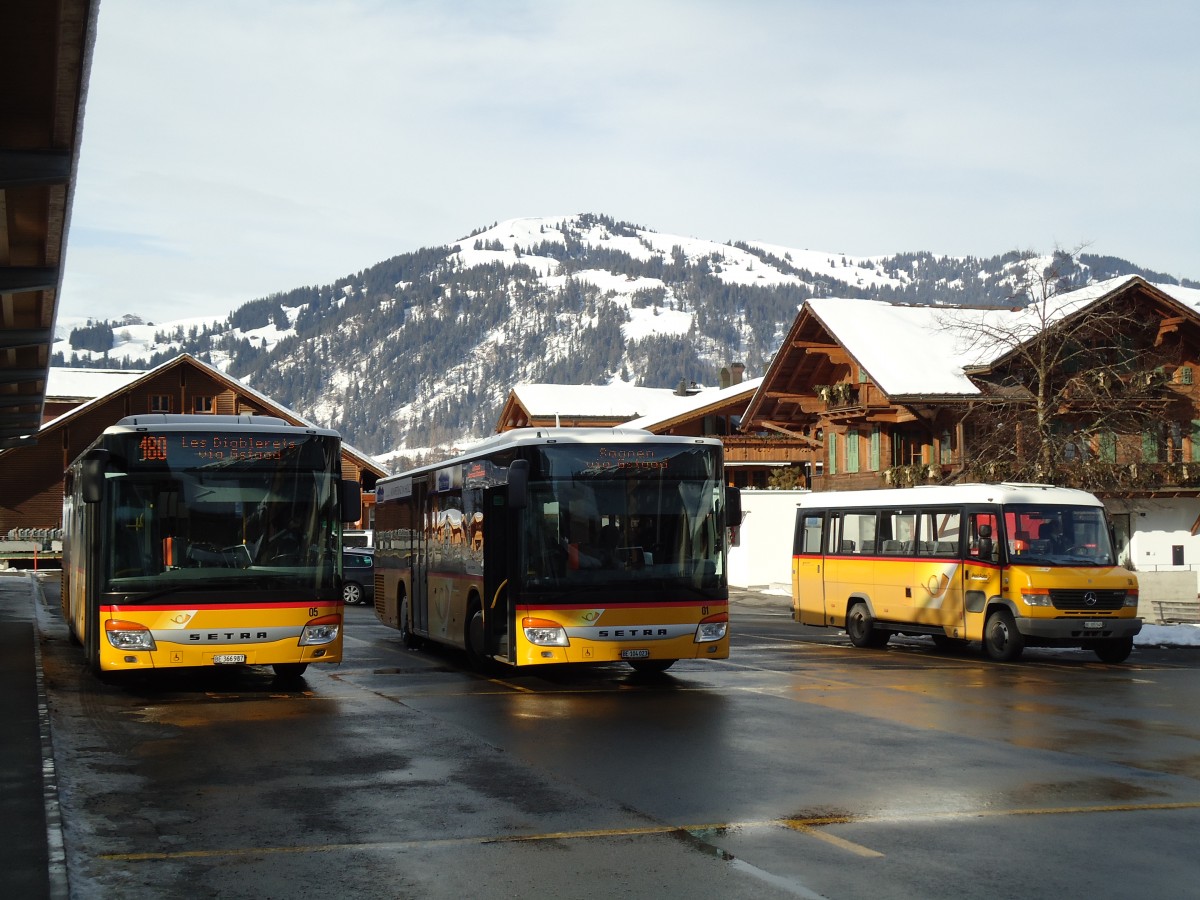 (143'077) - Kbli, Gstaad - Nr. 5/BE 366'987 + Nr. 1/BE 104'023 - Setra + Nr. 8/BE 305'545 - Mercedes am 20. Januar 2013 beim Bahnhof Gstaad