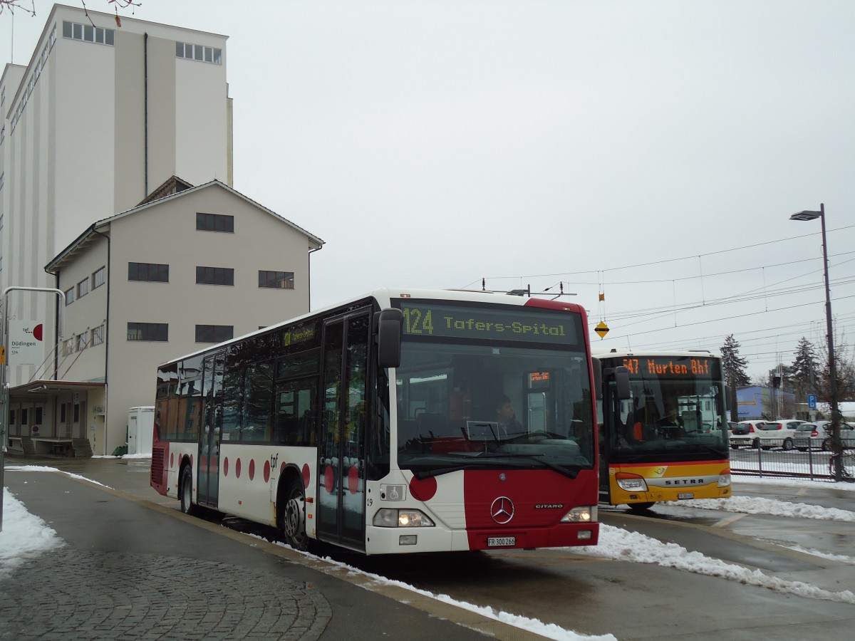 (143'113) - TPF Fribourg - Nr. 19/FR 300'266 - Mercedes am 21. Januar 2013 beim Bahnhof Ddingen