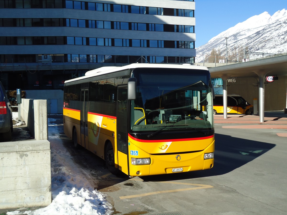 (143'184) - Autotour, Visp - VS 28'176 - Irisbus am 10. Februar 2013 beim Bahnhof Visp
