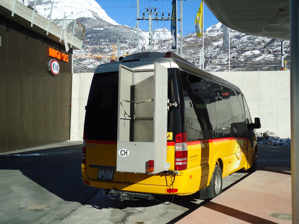 (143'186) - Autotour, Visp - VS 4411 - Mercedes am 10. Februar 2013 beim Bahnhof Visp