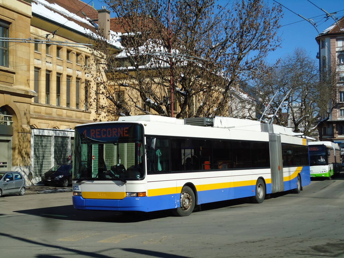 (143'238) - TC La Chaux-de-Fonds - Nr. 121 - NAW/Hess Gelenktrolleybus am 19. Februar 2013 beim Bahnhof La Chaux-de-Fonds