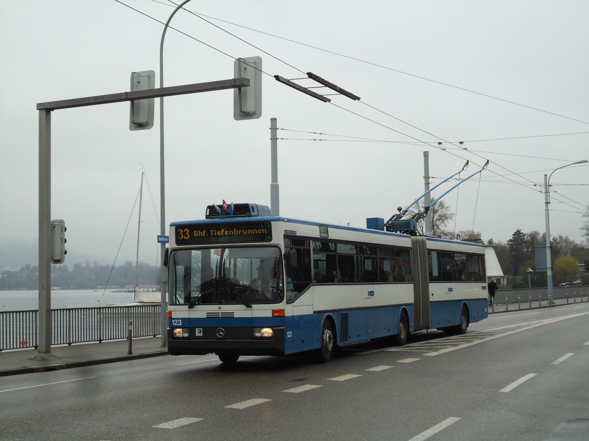 (143'739) - VBZ Zrich - Nr. 123 - Mercedes Gelenktrolleybus am 21. April 2013 beim Bahnhof Zrich-Tiefenbrunnen