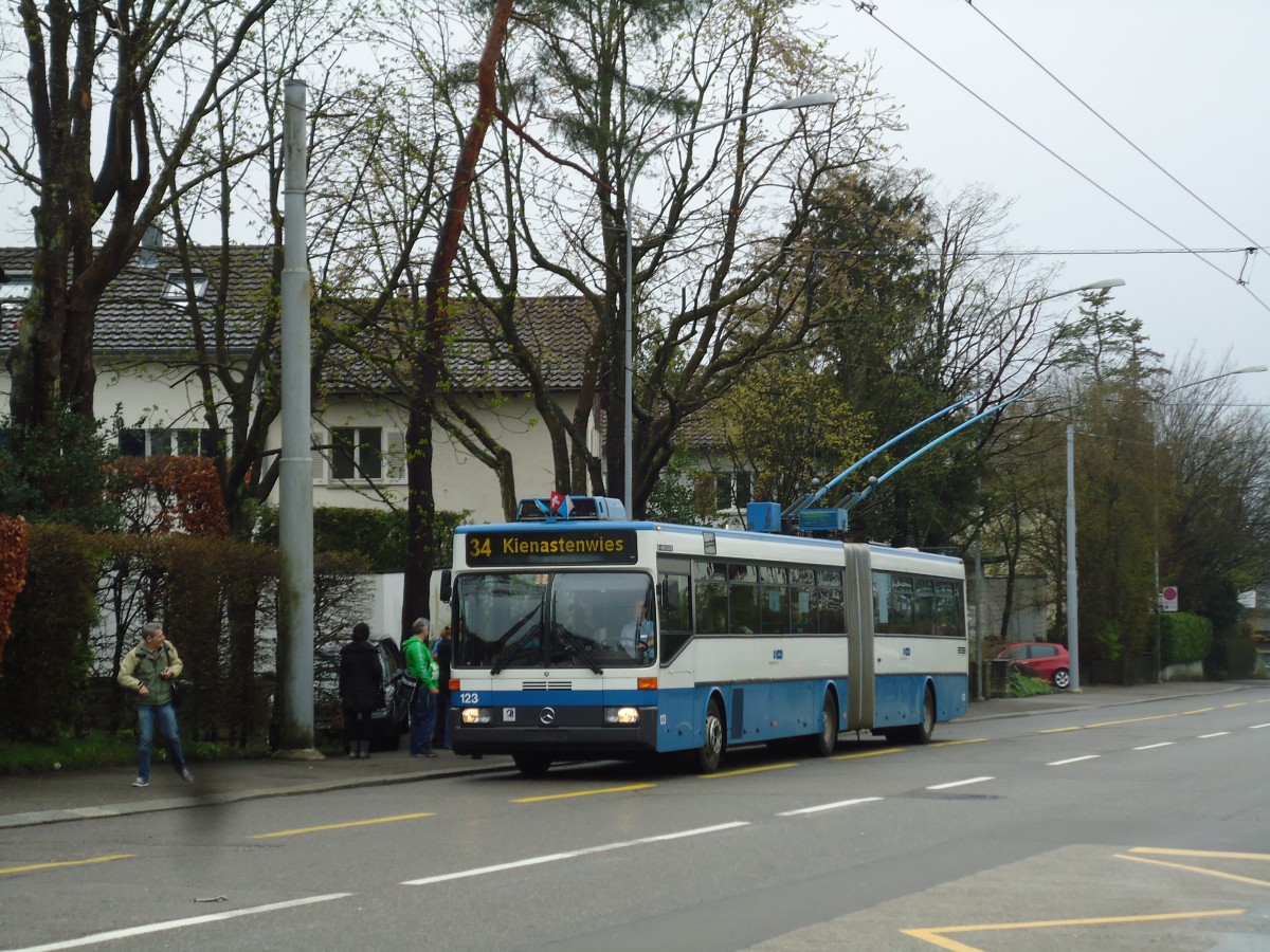 (143'750) - VBZ Zrich - Nr. 123 - Mercedes Gelenktrolleybus am 21. April 2013 in Zrich, Berghaldenstrasse