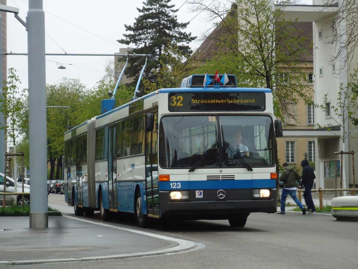 (143'777) - VBZ Zrich - Nr. 123 - Mercedes Gelenktrolleybus am 21. April 2013 in Zrich, Bullingerplatz