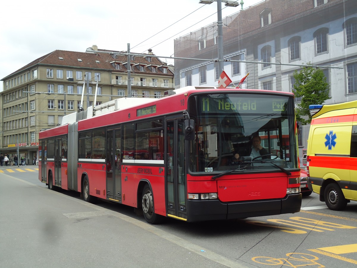 (144'029) - Bernmobil, Bern - Nr. 10 - NAW/Hess Gelenktrolleybus am 11. Mai 2013 beim Bahnhof Bern