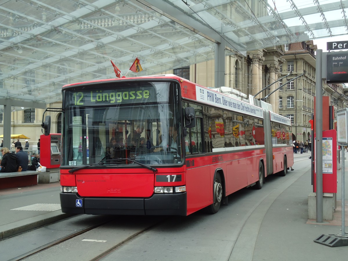 (144'030) - Bernmobil, Bern - Nr. 17 - NAW/Hess Gelenktrolleybus am 11. Mai 2013 beim Bahnhof Bern