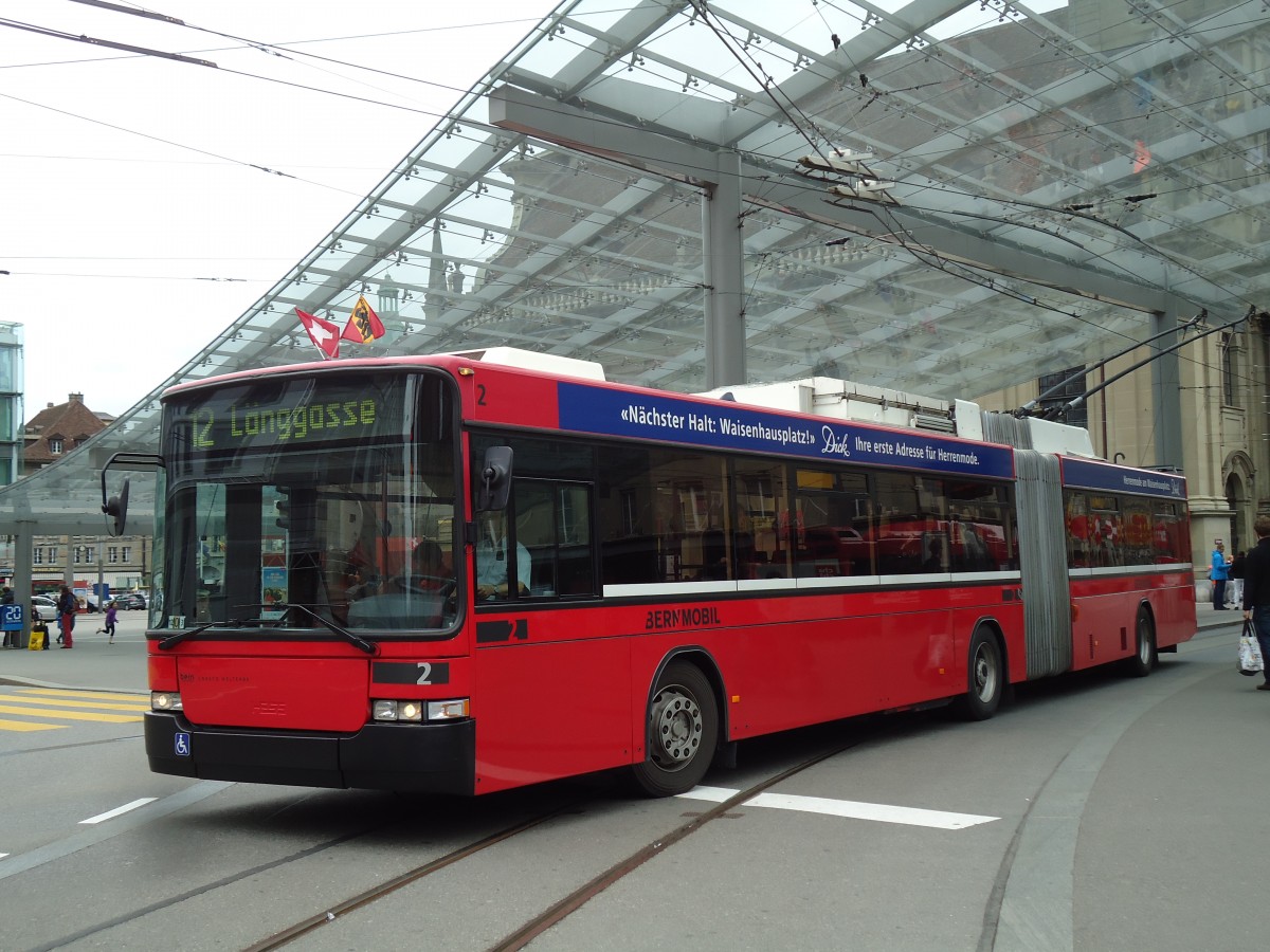 (144'042) - Bernmobil, Bern - Nr. 2 - NAW/Hess Gelenktrolleybus am 11. Mai 2013 beim Bahnhof Bern