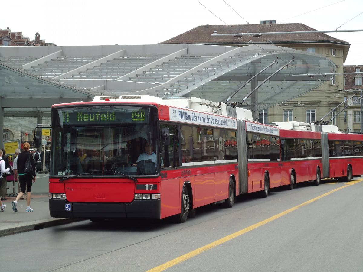 (144'880) - Bernmobil, Bern - Nr. 17 - NAW/Hess Gelenktrolleybus am 9. Juni 2013 beim Bahnhof Bern
