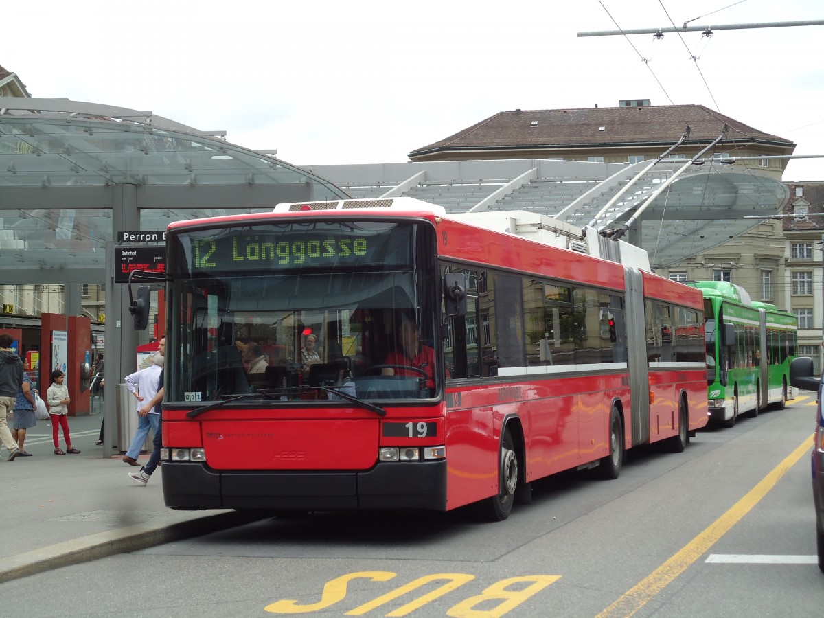 (144'886) - Bernmobil, Bern - Nr. 19 - NAW/Hess Gelenktrolleybus am 9. Juni 2013 beim Bahnhof Bern