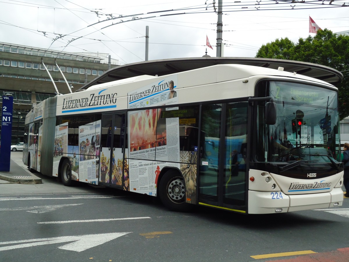 (144'949) - VBL Luzern - Nr. 224 - Hess/Hess Gelenktrolleybus am 10. Juni 2013 beim Bahnhof Luzern