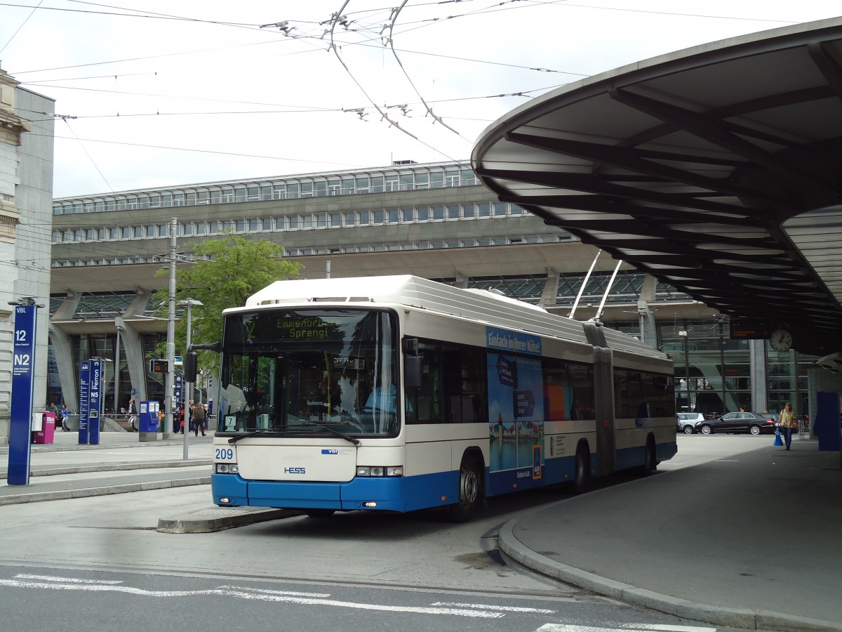 (144'961) - VBL Luzern - Nr. 209 - Hess/Hess Gelenktrolleybus am 10. Juni 2013 beim Bahnhof Luzern