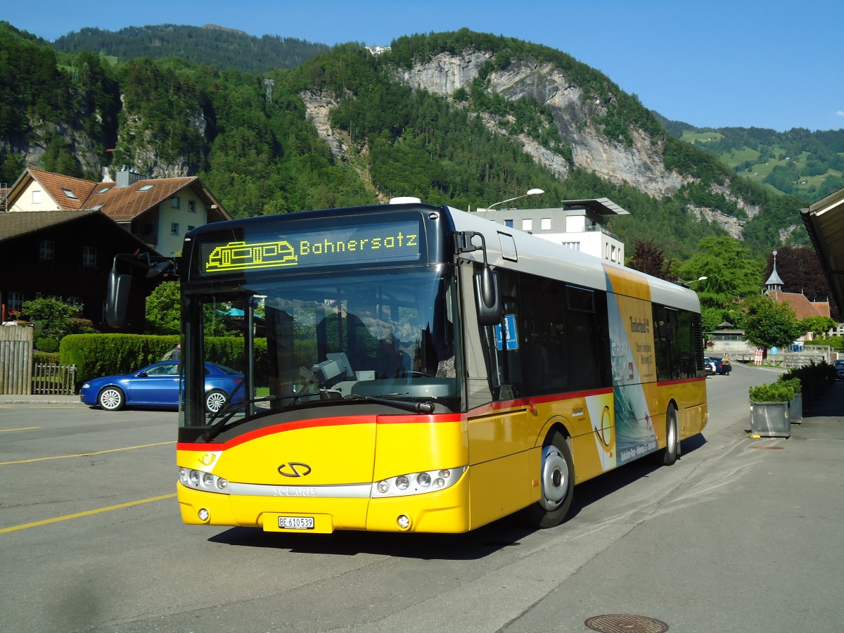 (145'165) - PostAuto Bern - BE 610'539 - Solaris am 16. Juni 2013 beim Bahnhof Meiringen