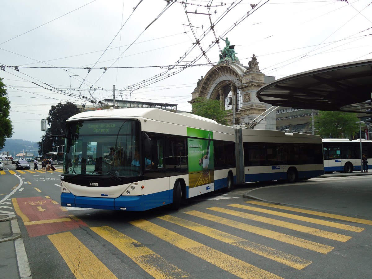 (145'672) - VBL Luzern - Nr. 211 - Hess/Hess Gelenktrolleybus am 8. Juli 2013 beim Bahnhof Luzern
