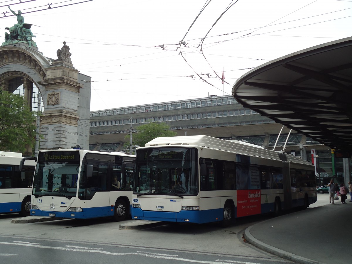 (145'673) - VBL Luzern - Nr. 208 - Hess/Hess Gelenktrolleybus am 8. Juli 2013 beim Bahnhof Luzern