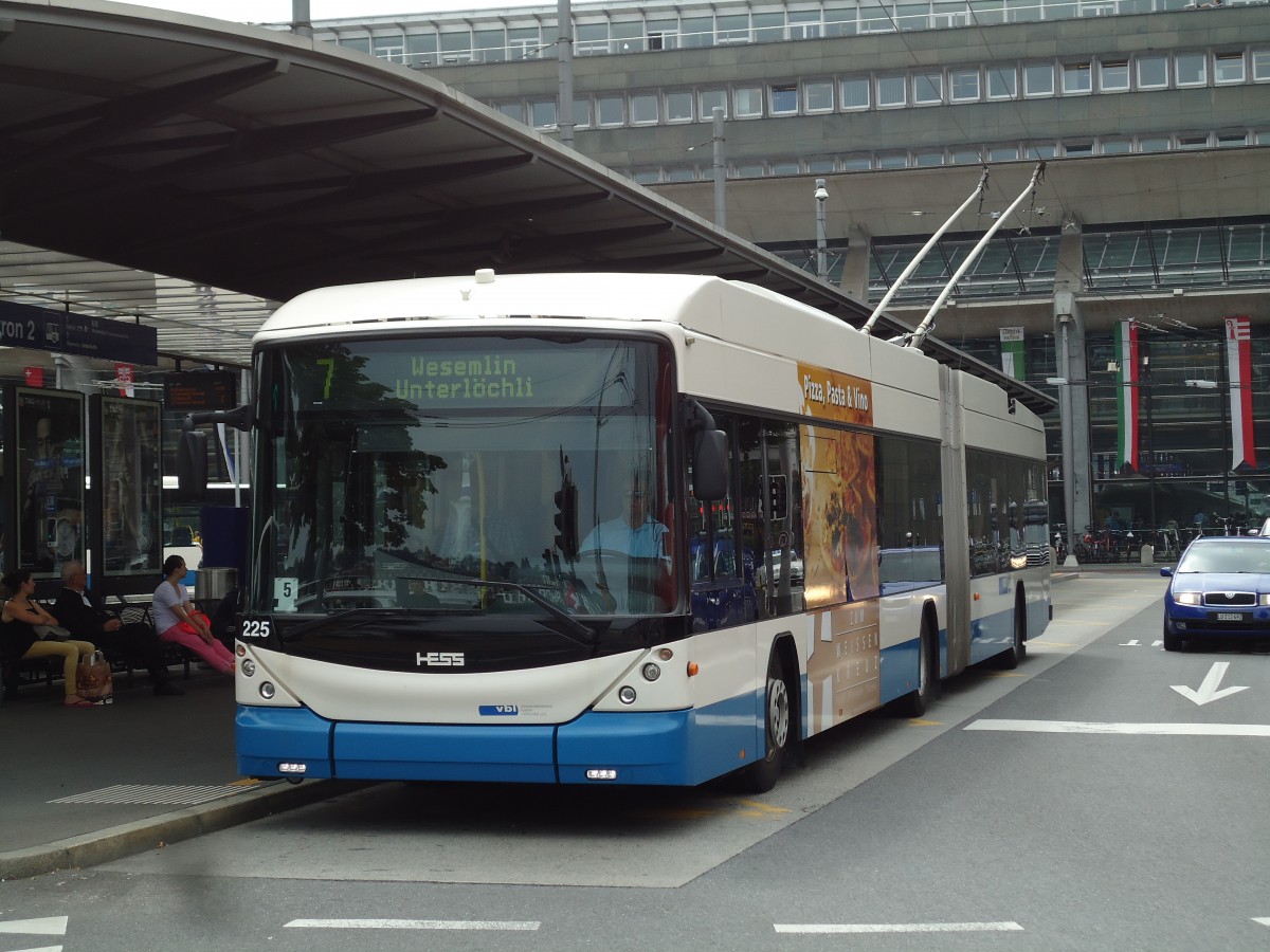 (145'676) - VBL Luzern - Nr. 225 - Hess/Hess Gelenktrolleybus am 8. Juli 2013 beim Bahnhof Luzern