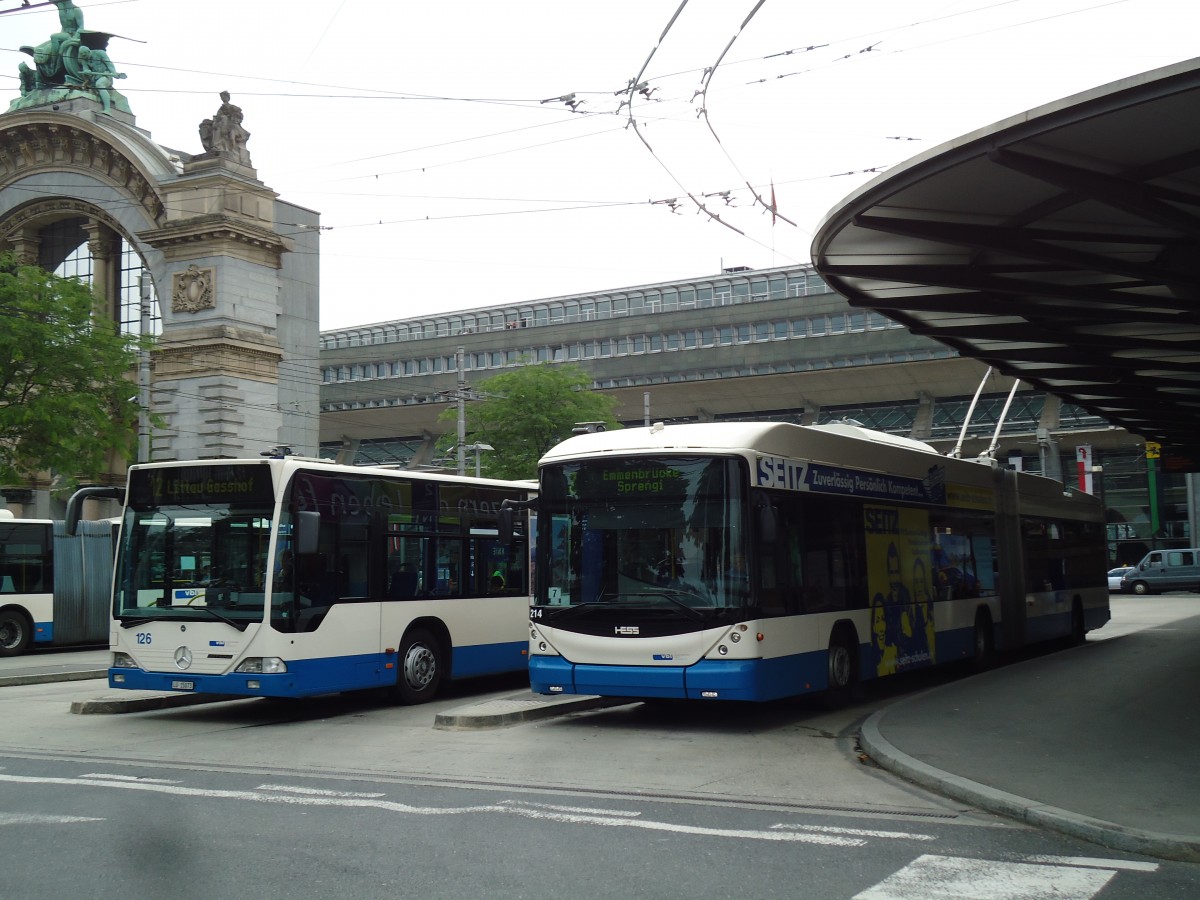 (145'679) - VBL Luzern - Nr. 214 - Hess/Hess Gelenktrolleybus am 8. Juli 2013 beim Bahnhof Luzern