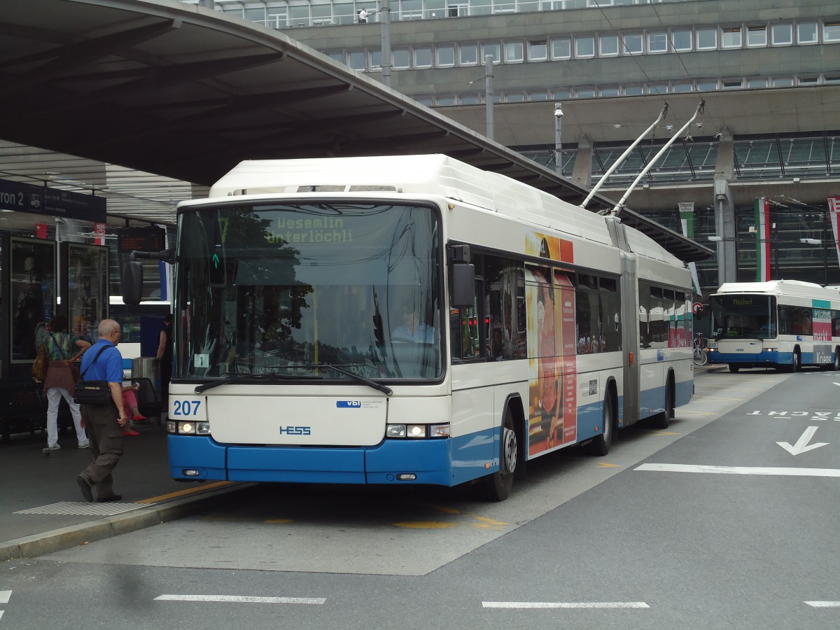 (145'681) - VBL Luzern - Nr. 207 - Hess/Hess Gelenktrolleybus am 8. Juli 2013 beim Bahnhof Luzern