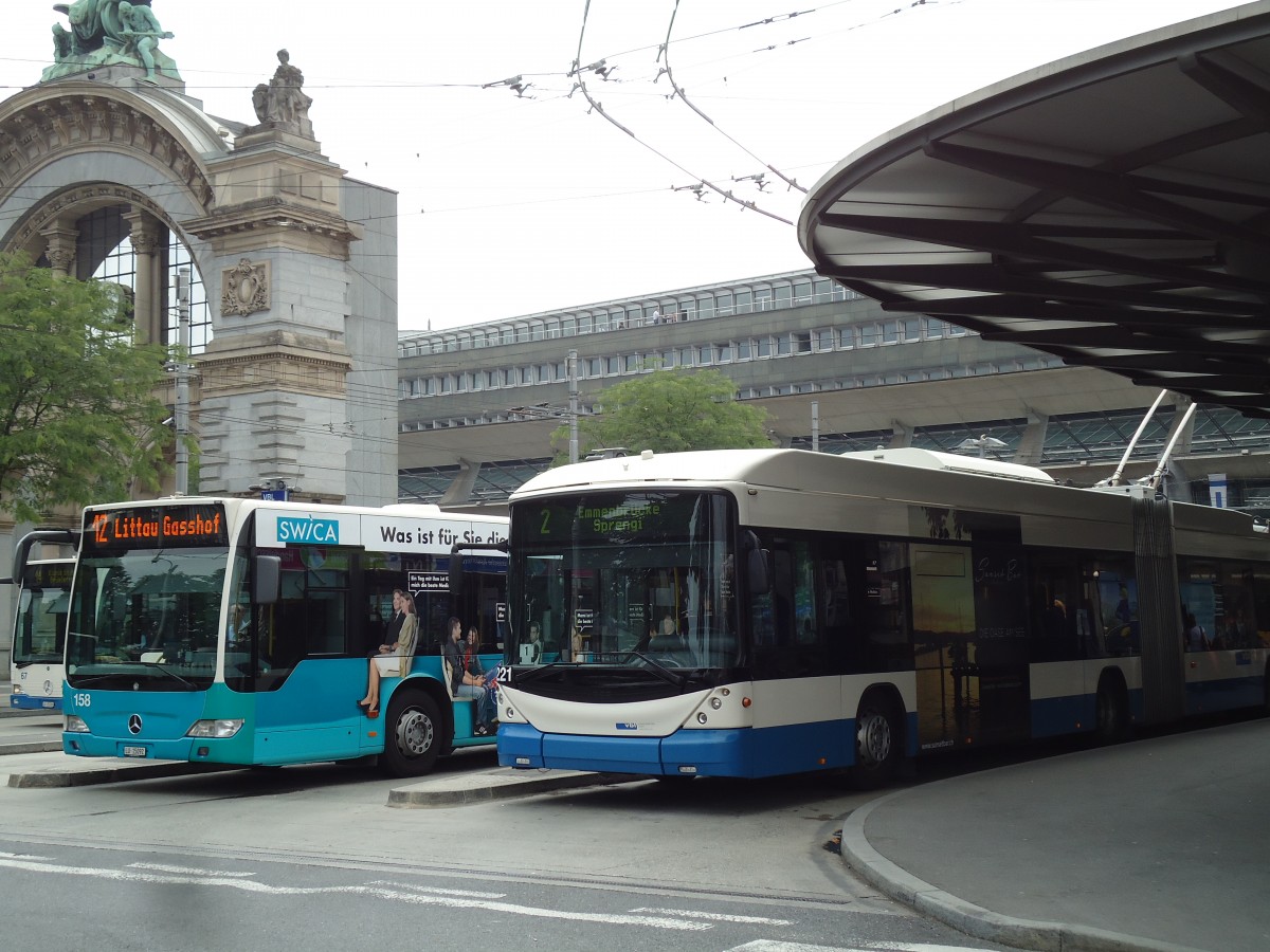 (145'693) - VBL Luzern - Nr. 221 - Hess/Hess Gelenktrolleybus am 8. Juli 2013 beim Bahnhof Luzern