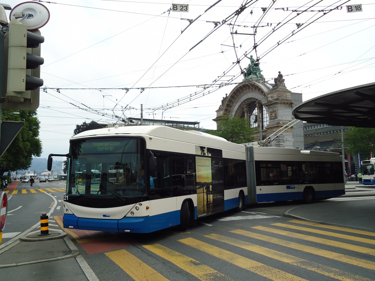 (145'695) - VBL Luzern - Nr. 221 - Hess/Hess Gelenktrolleybus am 8. Juli 2013 beim Bahnhof Luzern