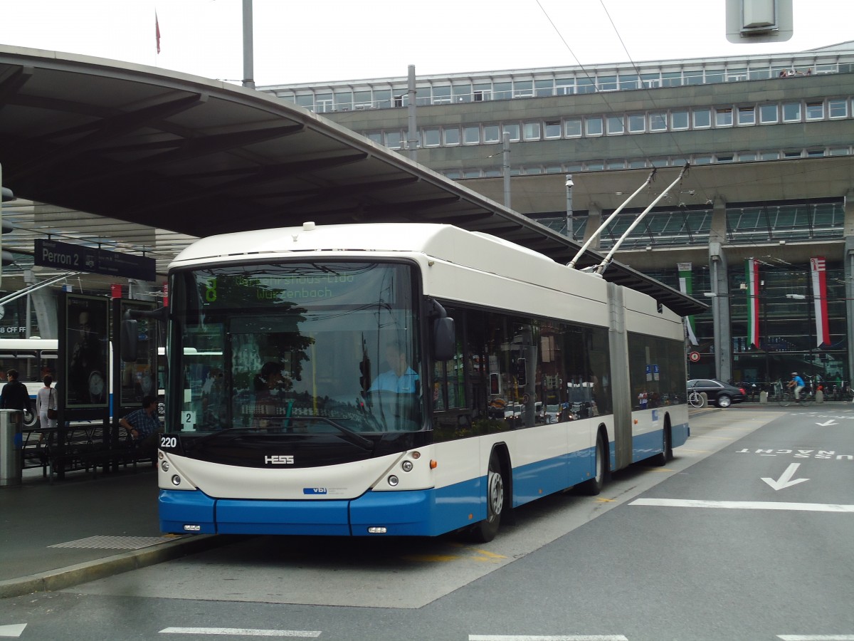 (145'696) - VBL Luzern - Nr. 220 - Hess/Hess Gelenktrolleybus am 8. Juli 2013 beim Bahnhof Luzern